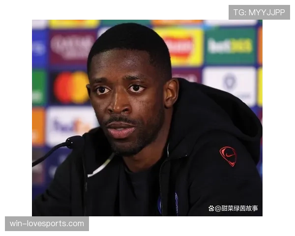 刚刷到奥斯曼·登贝莱试外套，价格竟然比我年薪高出好几倍，售货员淡定得不像人