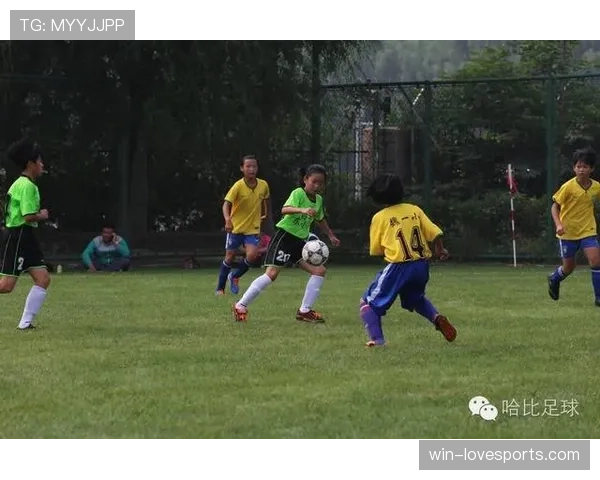 小罗又在沙滩上光脚踢球，这人到底有没有退休啊？